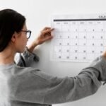 Mujer revisando el calendario para planificar con antelación