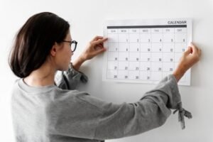Mujer revisando el calendario para planificar con antelación